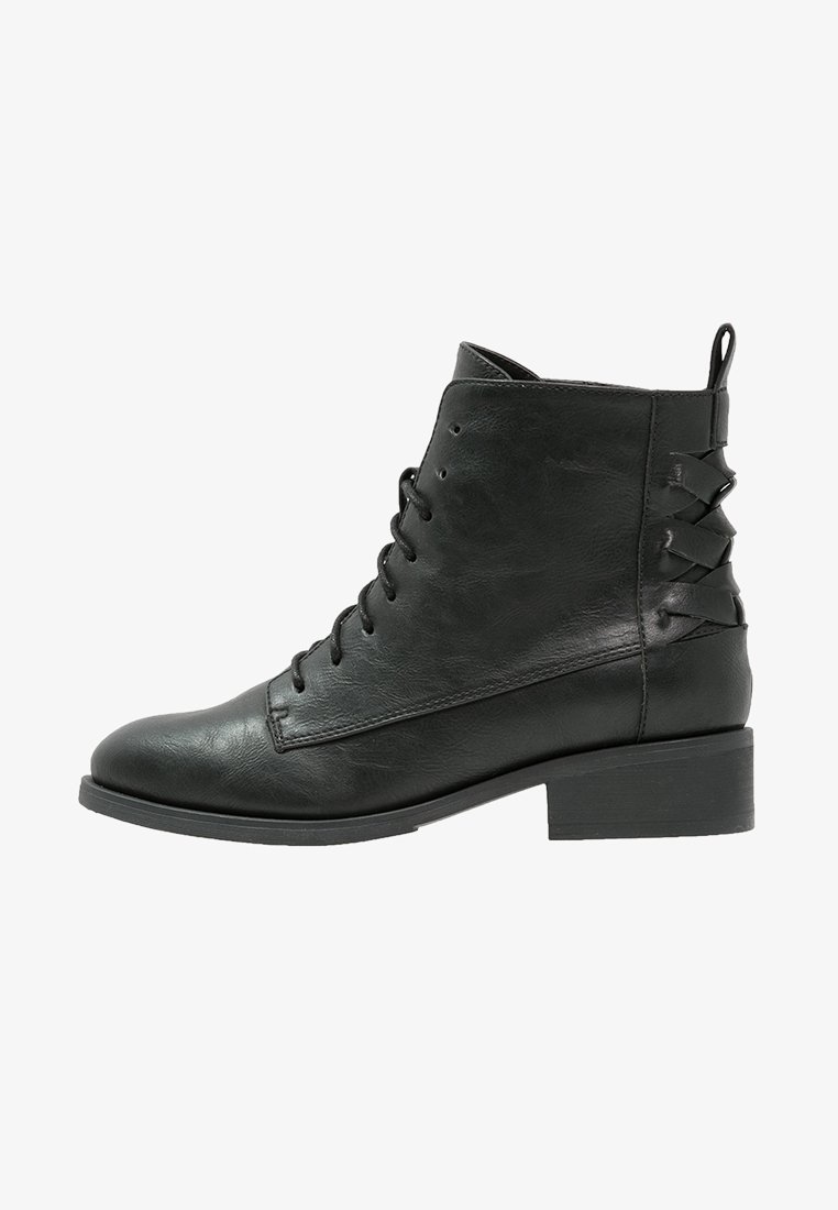 Bottine en cuir noir à lacets avec un petit talon bloc et des détails tissés décoratifs à l'arrière.