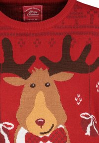 Roter gestrickter Pullover mit einem Rentiermotiv, das braune Geweihe, ein beiges Gesicht und eine rote Fliege zeigt. Enthält weiße Schneeflockenmuster.