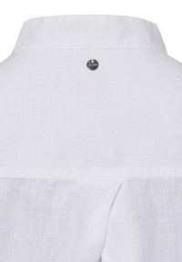 Witte linnen overhemd met een klassieke kraag en een zilveren knoopdetail aan de achterzijde. Gelaagd stof met een lichtgewicht uitstraling.