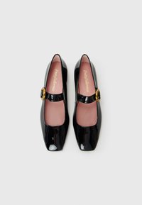 Černé lakované Mary Jane baleríny s čtveratými špičkami, zlatými přezkami a růžovými stélkami s logem "Pretty Ballerinas".