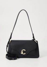 Borsa a tracolla in pelle nera con patta curva, componenti dorati e tracolla. Presenta un logo prominente sulla parte anteriore.