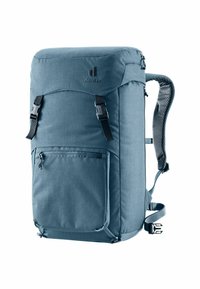 Mochila de tela azul con forma rectangular, doble hebilla lateral, bolsillo con cremallera en la parte frontal y correas de hombro acolchadas de malla.