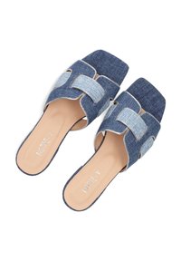 Denim slide sandalen met een vierkante neus, een geweven ontwerp in donker en lichtblauw, voorzien van een soepele beige binnenzool en gestikte details.