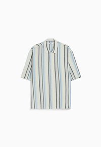 Camisa de botones de manga corta con rayas verticales en azul claro, marino y crema, confeccionada en una tela ligera y texturada.