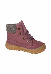 Bota de cuero rosa con cuello de fieltro gris, diseño de cordones y suela de goma. Presenta ojales en tono dorado y detalles de costura visibles.