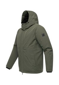Olivenfarvet hættetrøje med lynlås foran, justerbar snoretrækshætte, sidelommer og sort logo-patch på ærmet. Glat tekstur.