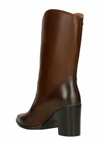 Hnědá kožená kozačka sahající ke kolenu s elegantním designem, zaoblenou špičkou a blokovým podpatkem. Hladký povrch s minimálními švy.