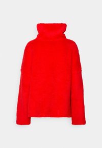 Czerwony sweter z sztucznego futra z wysokim kołnierzem i luźnym, kwadratowym krojem. Posiada długie rękawy i wysoki kołnierz, co zapewnia ciepło i teksturowany wygląd.