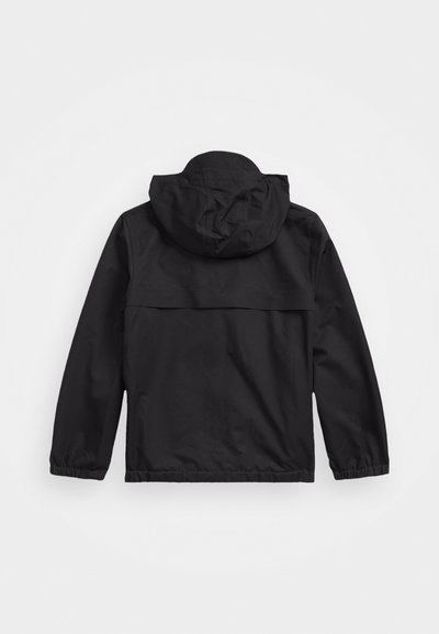 Musta huppari, jossa on pitkät hihat, joustavat hihansuut ja yksinkertainen muotoilu. Valmistettu sileästä, kevyestä materiaalista. Ei näkyviä kuvioita tai yksityiskohtia.