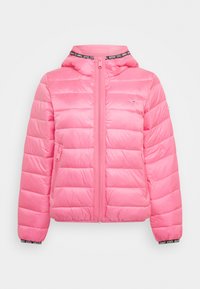 Różowa kurtka puchowa z kapturem, poziomo wytłaczany design, zamek błyskawiczny z przodu, zamykane na zamek kieszenie boczne oraz szczegóły z logo na kapturze.