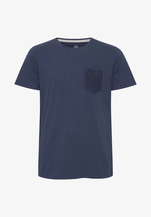 T-paita tummansinisestä puuvillasta, jossa on teksturoidulla tilkkupakkauksella vasemmassa rinnassa ja pyöreä kaula-aukko, jonka sisällä on raitakuosi.