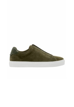 Oliven grøn ruskind slip-on sneaker med hvid gummisål og mørkegrøn læderhælkappe, vist fra siden.