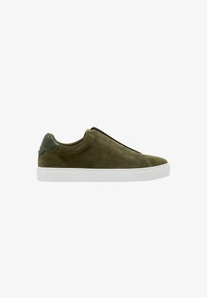 Olivgrüner Wildleder-Slipper mit weißer Gummisohle und dunkelgrünem Leder-Fersenlasche, seitliche Ansicht.