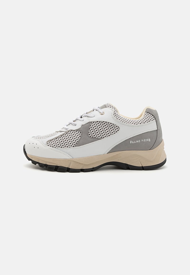 Baskets de sport blanches et grises avec des panneaux en mesh, bout rond, col rembourré, fermeture lacée et semelle extérieure en caoutchouc texturé. Marque visible.