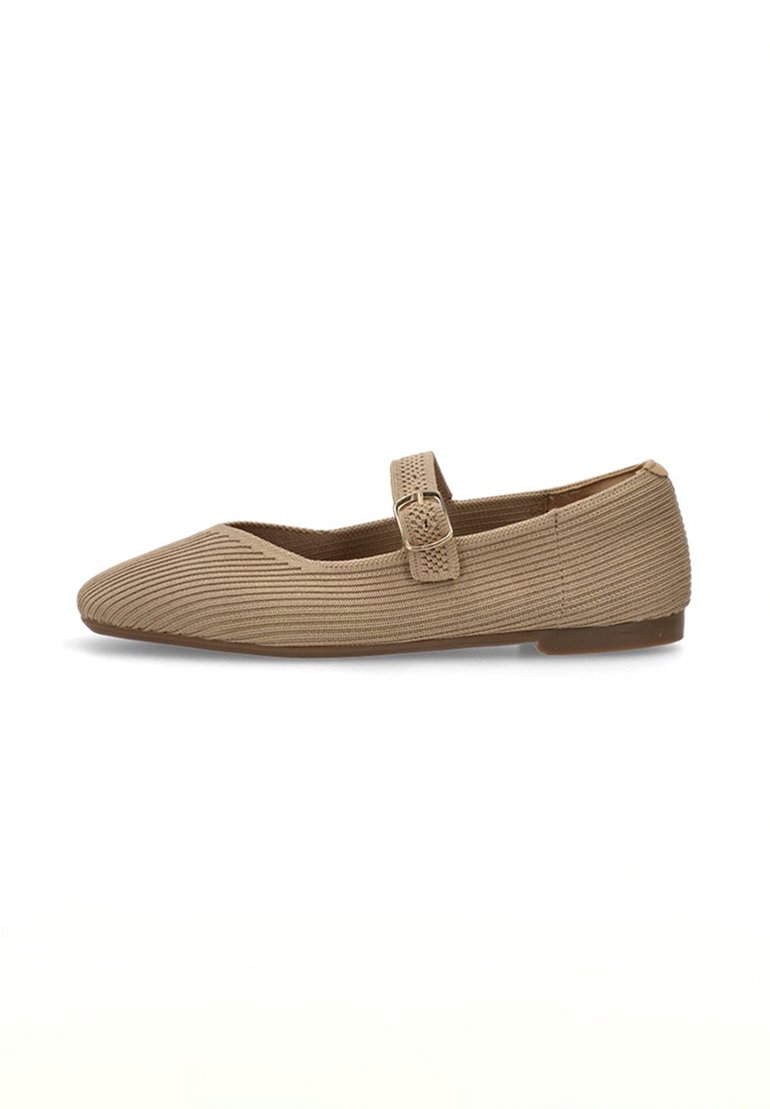 Zapato plano beige con punta afilada y tira redondeada. Superficie de tela texturizada con rayas horizontales. Suela de perfil bajo.