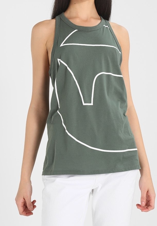 Zielony bezrękawnik z bawełny. Posiada biały abstrakcyjny wzór liniowy oraz okrągły dekolt. Zestawiony z białymi spodniami.