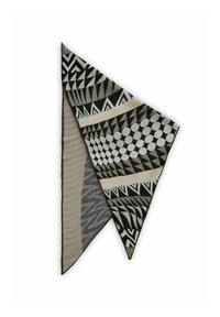 Geplooide driehoekige stof met zwart, wit, en beige geometrische patronen, waaronder driehoeken, cirkels en zigzags op een effen witte achtergrond.