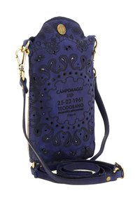 Borsa a tracolla in pelle Campomaggi blu navy con motivo a intaglio paisley, chiusure dorate e dettagli di testo stampato sulla parte anteriore.
