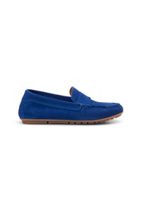 Kék velúr loaferek alacsony profillal, összevarrt mintával és gumitalppal a tapadás érdekében. Slip-on stílus, lekerekített orral.