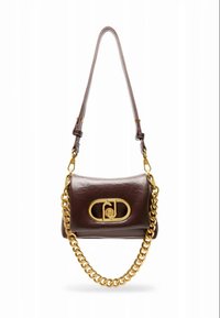 Bruine lederen handtas met een gladde textuur, voorzien van een bovenklep, gouden beslag en een afneembare dikke kettingriem.