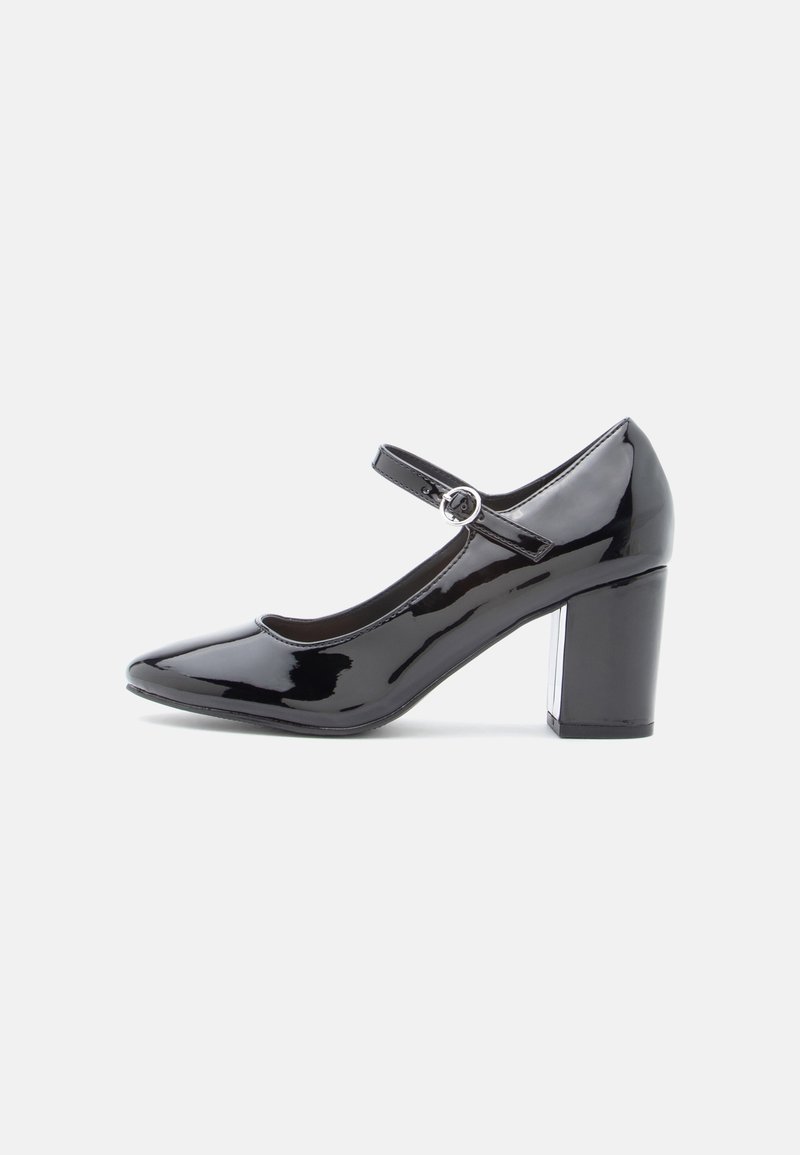 Chaussure Mary Jane en cuir verni noir avec bout rond, bride ajustable à boucle et talon bloc épais de hauteur moyenne.