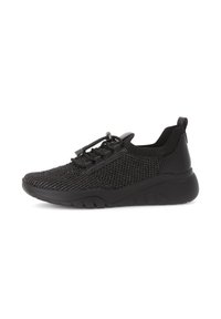Zwarte sportieve schoenen met een gestructureerde mesh bovenkant, elastische veters en een gevormde rubberen zool met geribbeld detail.
