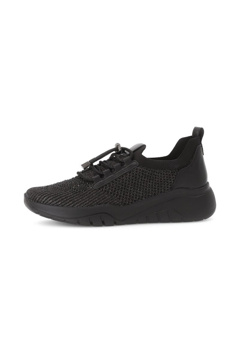 Zwarte sportieve schoenen met een gestructureerde mesh bovenkant, elastische veters en een gevormde rubberen zool met geribbeld detail.
