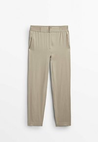 Beżowe spodnie o prostym kroju z elastycznym paskiem w talii i kieszeniami po bokach, wyeksponowane na białym tle.