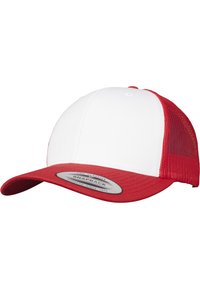 Cappellino snapback rosso e bianco con pannello frontale solido, retro in rete, visiera curvata e etichetta circolare sulla visiera. Il tessuto appare testurizzato.