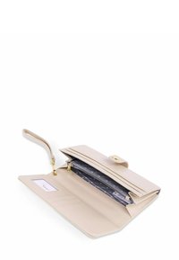 Béžová kožená peněženka s přeloženým designem, kapsou na zip a zlatým kováním. Interiér s texturou, vyložený vzorovanou tkaninou.