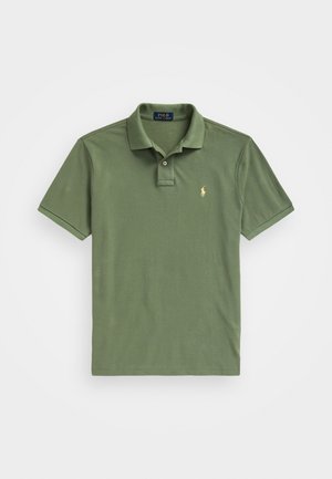 Oliven grøn polo shirt lavet af bomuld, med en klassisk krave, korte ærmer, to-knaps lukning og et lille broderet logo på brystet.