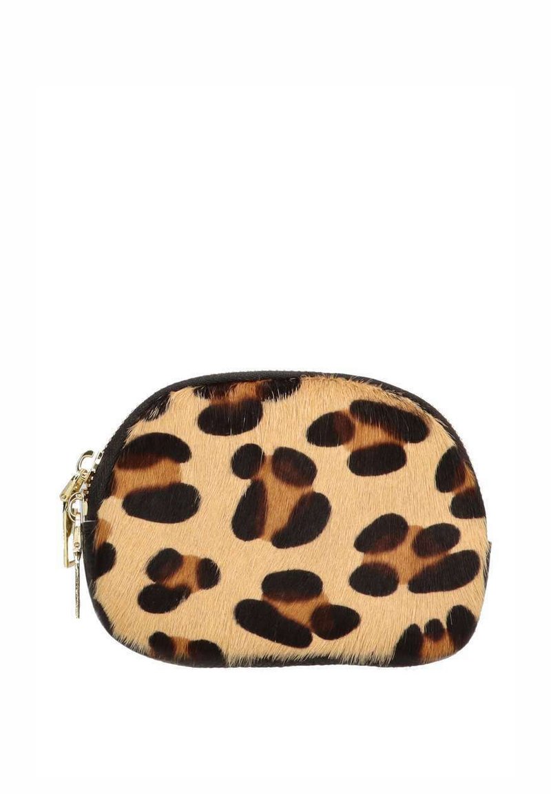 Bolsa de leopardo hecha de suave pelaje sintético con un zipper negro. Forma redondeada, acento de hardware dorado y manchas negras distintas sobre un fondo beige.