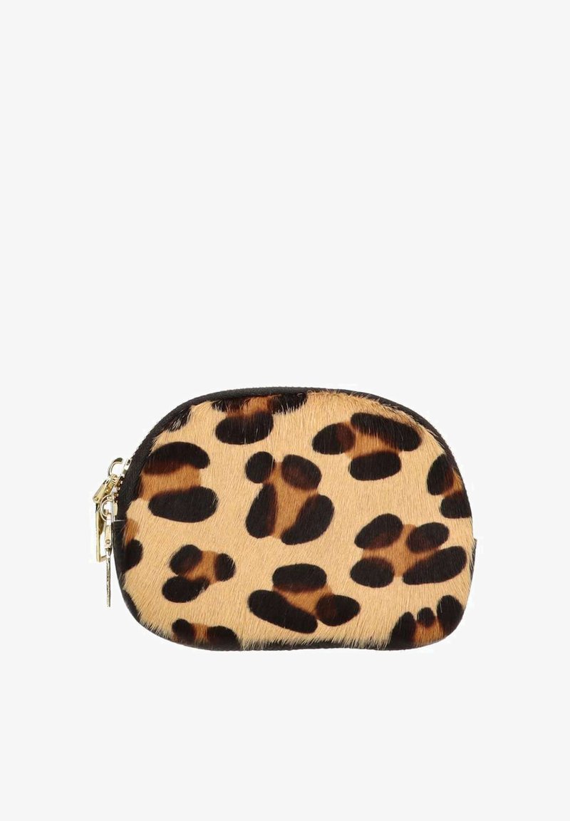 Bolsa de leopardo hecha de suave pelaje sintético con un zipper negro. Forma redondeada, acento de hardware dorado y manchas negras distintas sobre un fondo beige.