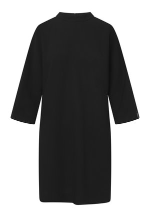 Svart klänning med hög krage och trekvartsärmar. Har en slät yta och dragkedja bak. Enkel, odekorerad design.