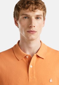 United Colors of Benetton REGULAR FIT pomarańczowy