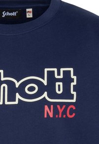 T-shirt in cotone blu navy con logo "Schott N.Y.C" bianco e rosso, scollo rotondo e trama a costine. Etichetta taglia: L.