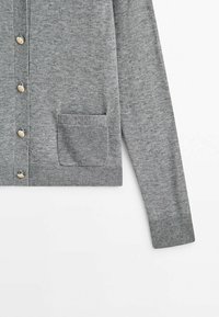 Cardigan gris à manches longues avec boutons sur le devant, poignets et ourlet côtelés, et une petite poche tricotée sur le bas du côté gauche avant.