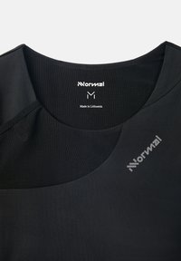 Top atlético negro con escote redondo, panel texturizado y tela suave. Presenta un logotipo blanco y una etiqueta que dice "Hecho en Lituania".