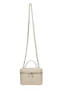 Petit sac à main rectangulaire beige avec poignée supérieure, fermeture éclair argentée et longue chaîne argentée pour porter à l'épaule ou en bandoulière.