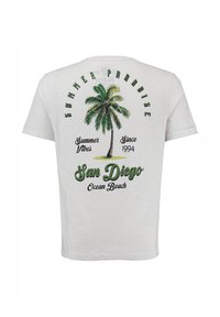 Camiseta blanca con gráfico de palmera verde y texto "Paraíso de Verano," "Vibras de Verano," "Desde 1994," y "San Diego Ocean Beach" en la parte trasera.