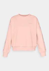 Világos rózsaszín pulóver, kerek nyakkal, lezser vállvonalakkal és rugalmas derékkal. Hímzett logóval és mintás díszítéssel a ujjain.