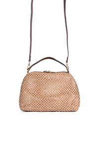 Tkana torba straw w jasnym beżu o zaokrąglonym kształcie, wyposażona w brązowy skórzany pasek i złote okucia do zamykania.