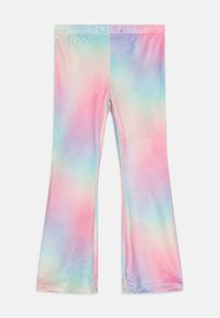 Pantalon évasé tie-dye pastel en rose, bleu, violet et vert clair avec une taille élastique sur un fond uni.