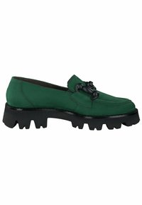 Chaussure slip-on en suede vert avec une semelle noire en caoutchouc épaisse et un détail de chaîne noire décorative sur le dessus. Texture lisse, forme de mocassin classique.