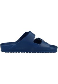 Sandales à enfiler Birkenstock, en EVA bleu marine, avec deux lanières réglables, semelle texturée et logo sur le côté.