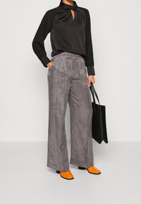 Anna Field Pusero - black