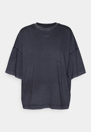 Yhdeksän koon tumma harmaa t-paita, joka on valmistettu pehmeästä kankaasta. Siinä on pyöreä kaula-aukko ja laskettu olkalinja rentoa istuvuutta varten.