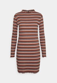 Šaty s dlouhým rukávem a žebrovanou texturou. Obsahují horizontální pruhy v odstínech červené, hnědé a růžové. Límec a manžety rukávů s vlnitým okrajem.