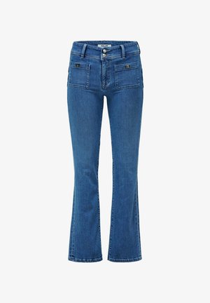 Dżinsy dzwonowe w średnim odcieniu niebieskiego, z zapięciem na guzik, pięcioma kieszeniami oraz delikatnymi detalami w stębnowaniu.