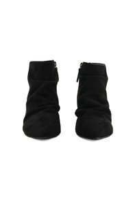 Stivaletti neri in suede con un design morbido, dotati di una zip laterale e una texture liscia. Punta arrotondata e silhouette elegante.